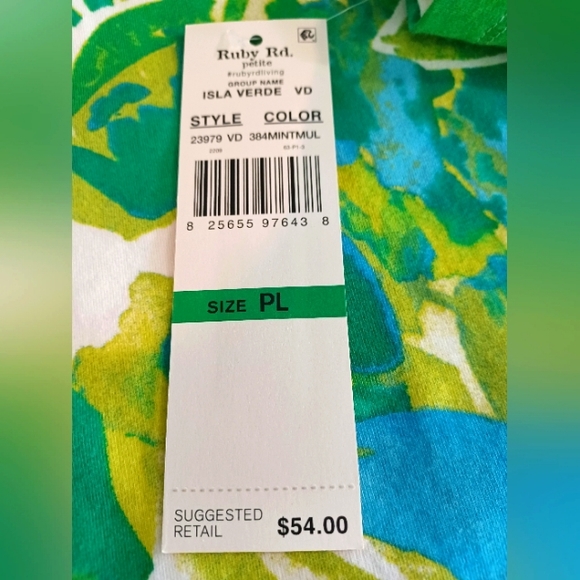 NWT--RUBY ROAD SPRING GREEN FLORAL PETITE LARGE TOP! - Picture 2 of 3